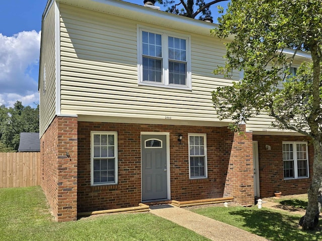 view of front facade with a front yard