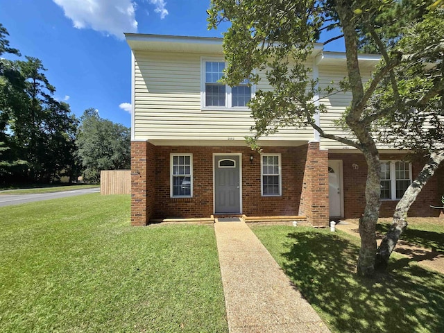 view of front of home featuring a front lawn