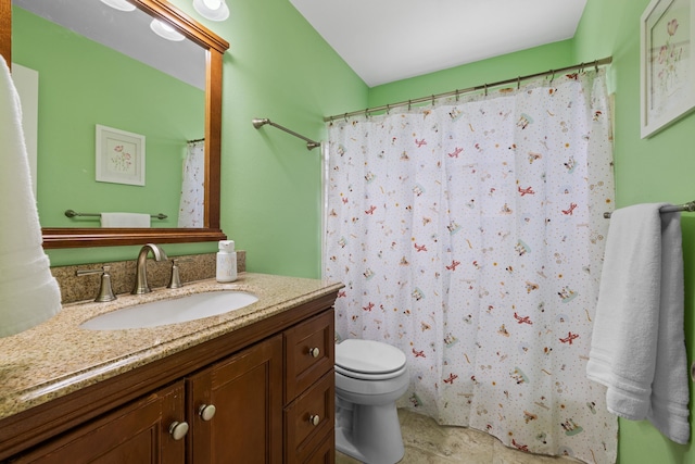 bathroom with a shower with shower curtain, vanity, and toilet