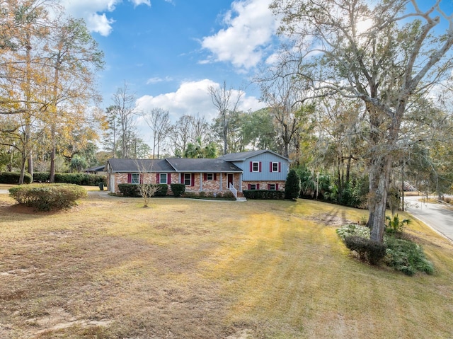 view of front of home featuring a front lawn