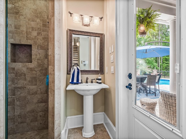 bathroom with plenty of natural light and tiled shower