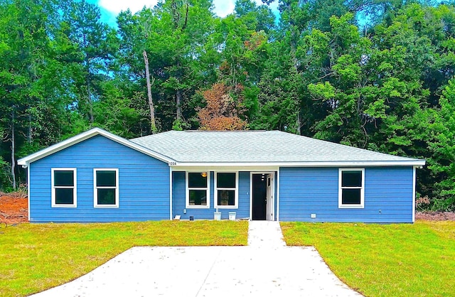 view of front facade with a front yard