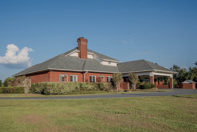 view of front of property featuring a front lawn