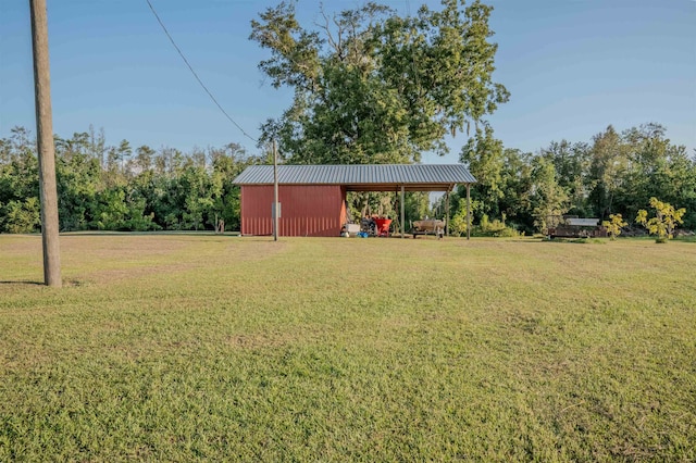 view of yard featuring an outbuilding