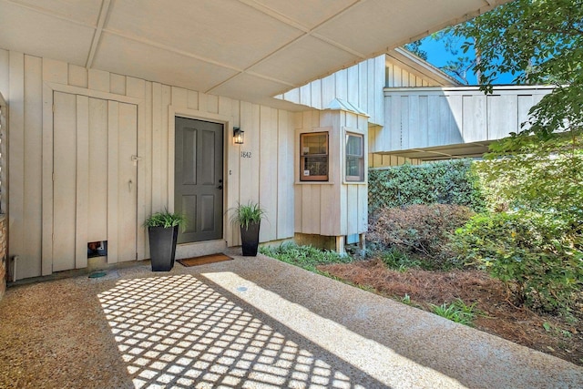 entrance to property featuring a patio area