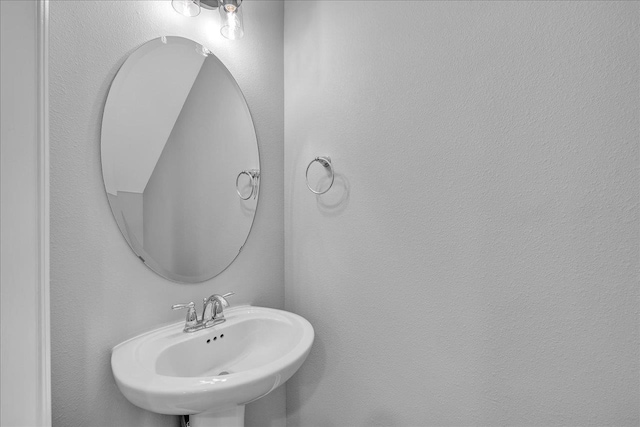 bathroom featuring a sink