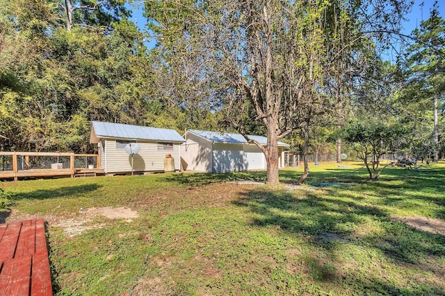 view of yard featuring an outdoor structure