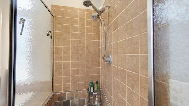 bathroom featuring tiled shower