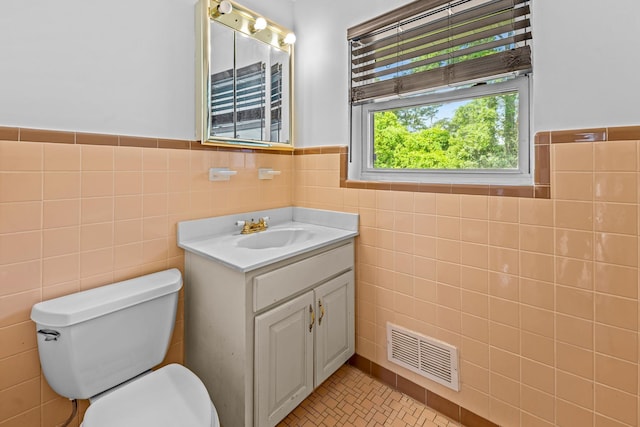 1106 Richardson Rd, Tallahassee, FL 32301 - half bathroom featuring visible vents, wainscoting, toilet, and tile walls