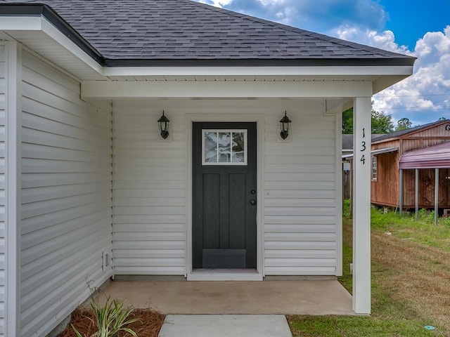 entrance to property featuring a yard