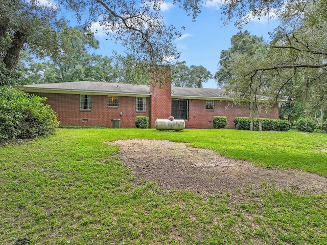 rear view of house featuring a lawn