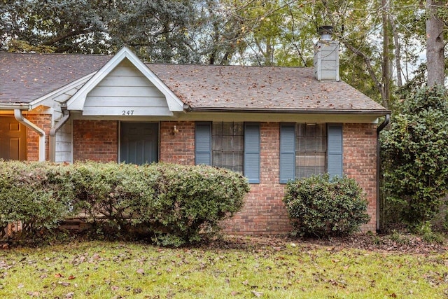 view of front of property featuring a front yard