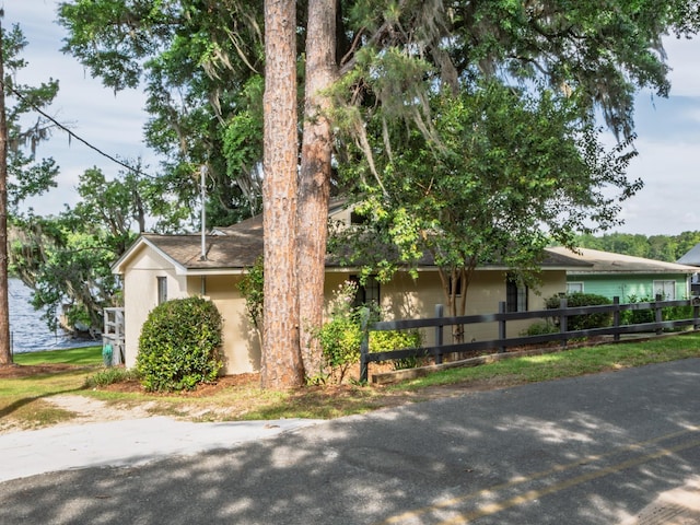 view of front of house with fence