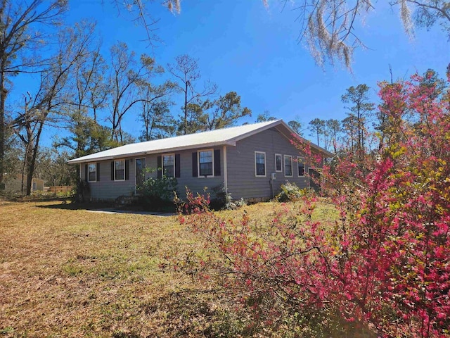 single story home featuring a front yard