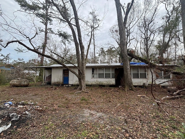 view of front facade with a carport