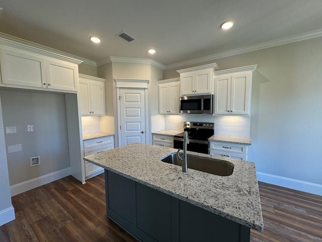 kitchen with stainless steel appliances, dark wood-type flooring, an island with sink, backsplash, and white cabinetry