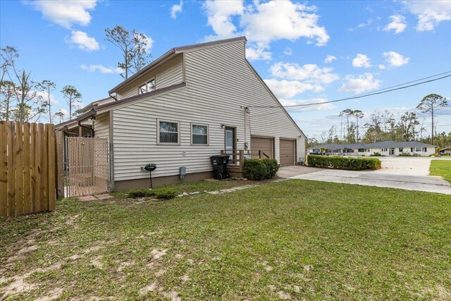 310 Glenridge Rd, Perry, FL 32348 - view of side of home with concrete driveway and an attached garage