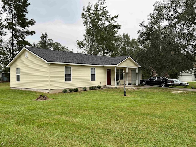 view of front facade featuring a front lawn