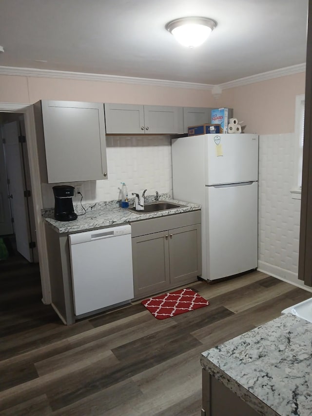 kitchen with gray cabinets, dark hardwood / wood-style floors, sink, ornamental molding, and white appliances