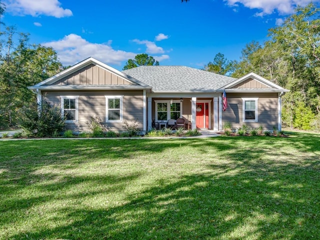 view of front of property featuring a front yard and a porch