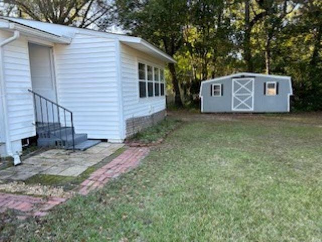 view of yard featuring a storage shed