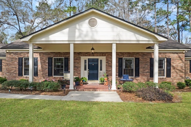 view of front facade featuring a porch and a front lawn