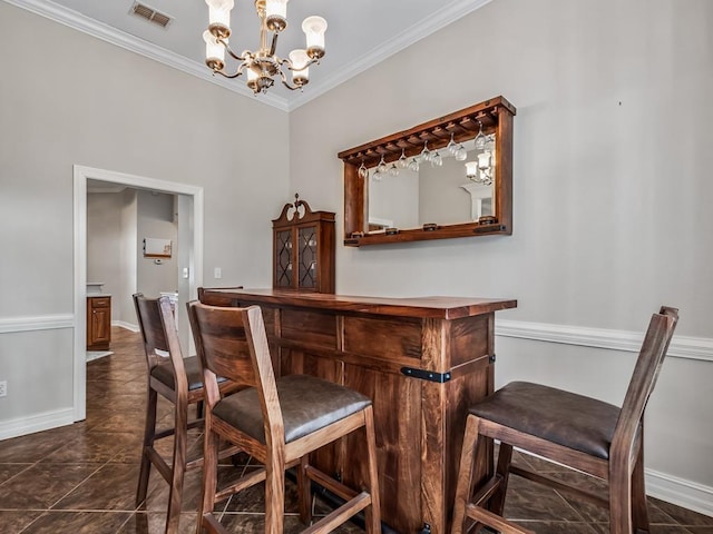 bar featuring crown molding, visible vents, baseboards, a dry bar, and an inviting chandelier