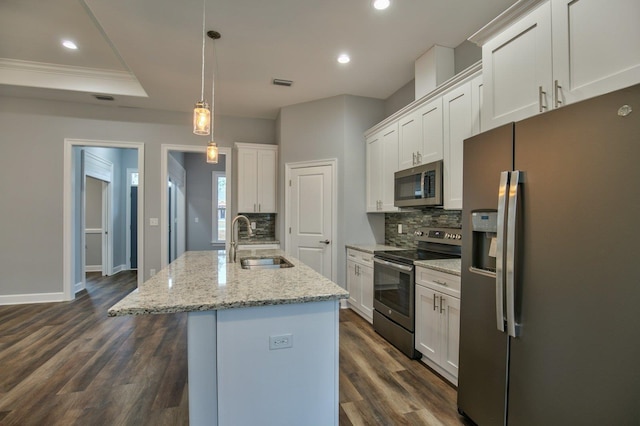 kitchen featuring sink, stainless steel appliances, dark hardwood / wood-style flooring, decorative light fixtures, and a kitchen island with sink