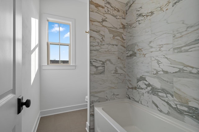 bathroom with tiled shower / bath and toilet