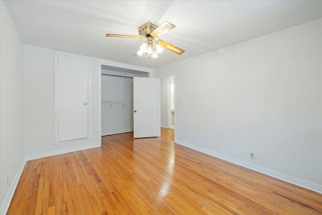 unfurnished bedroom featuring light wood finished floors, ceiling fan, baseboards, and a closet