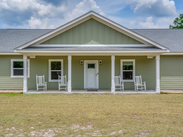 view of front facade featuring a front lawn and a porch