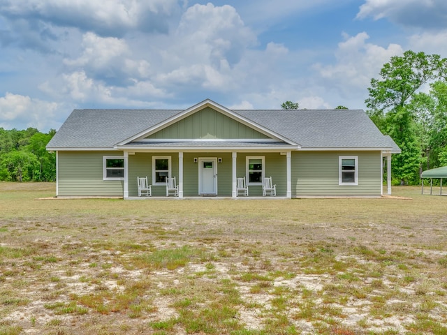 view of front facade with covered porch and a front yard