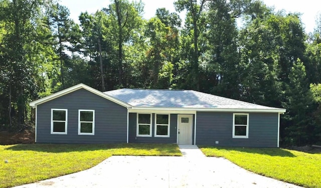 single story home with a front lawn