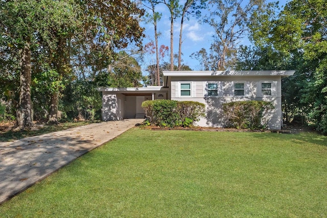 view of front of home featuring a carport and a front yard