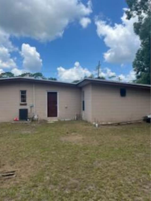 212 Susan St, Perry, FL 32348 - back of property with a lawn