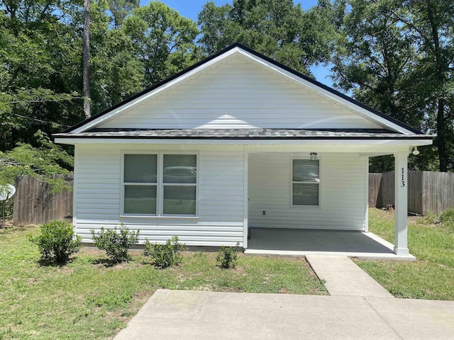 view of front of home with a front yard