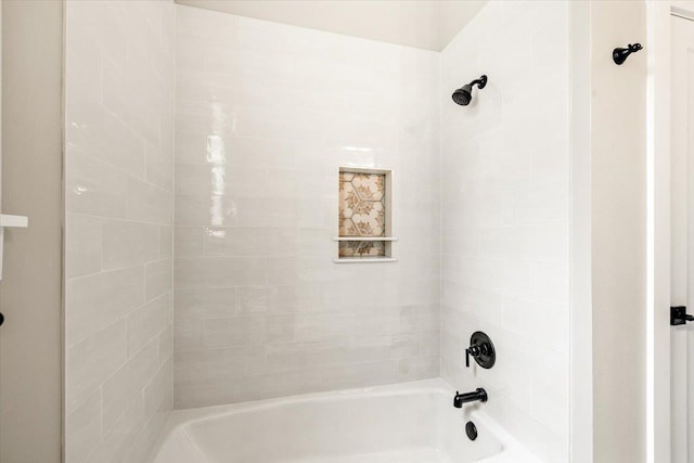 bathroom with tiled shower / bath