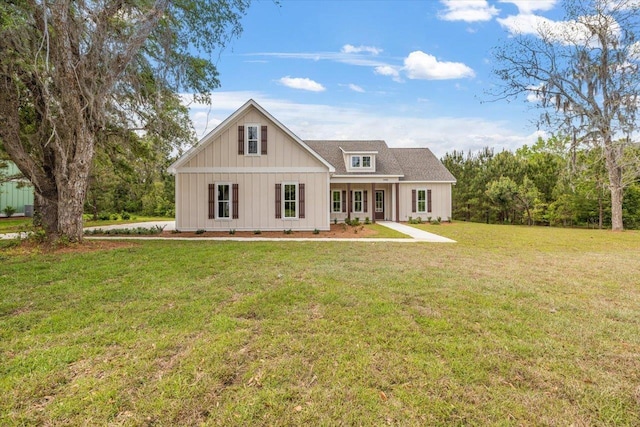 view of front of home featuring a front lawn