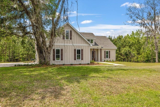 view of front of house featuring a front lawn