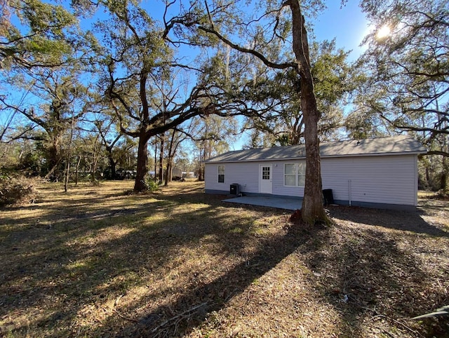 view of yard featuring a patio