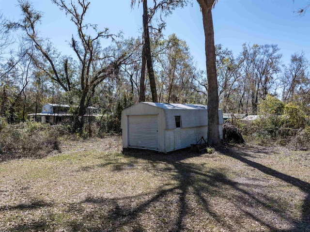 view of yard featuring an outdoor structure