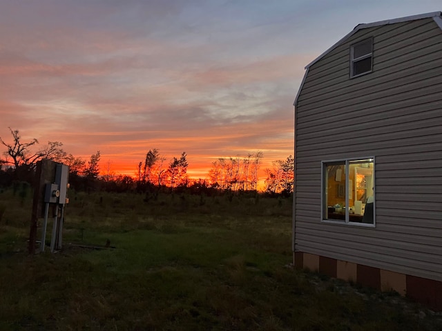 view of yard at dusk