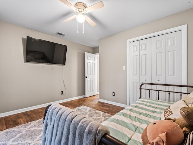 bedroom featuring ceiling fan, wood-type flooring, and a closet