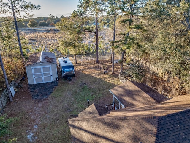 view of yard featuring a shed