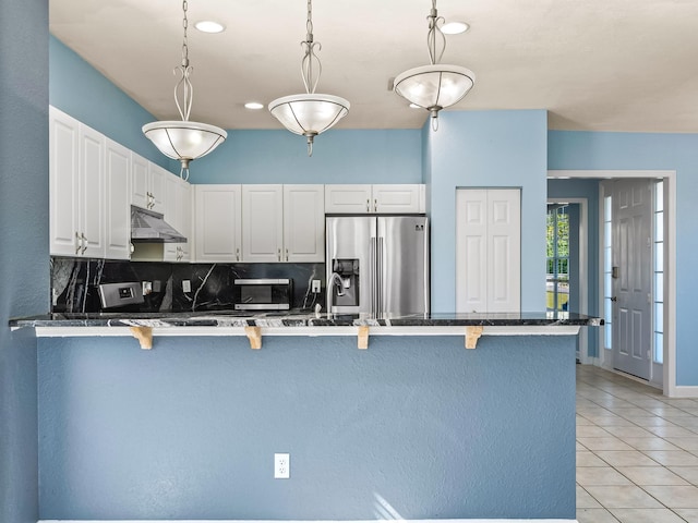 2123 Fernleigh Dr, Tallahassee, FL 32311 - kitchen with appliances with stainless steel finishes, under cabinet range hood, a kitchen breakfast bar, a peninsula, and recessed lighting