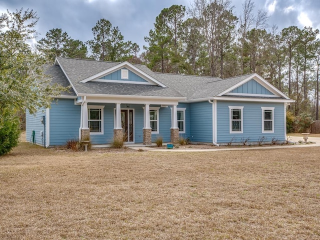 craftsman house featuring a porch and a front lawn