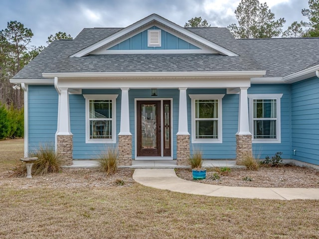 view of front of property featuring a porch and a front lawn