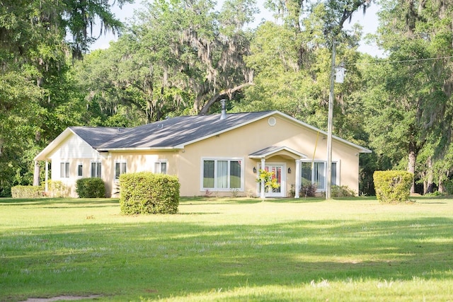 single story home with a front lawn