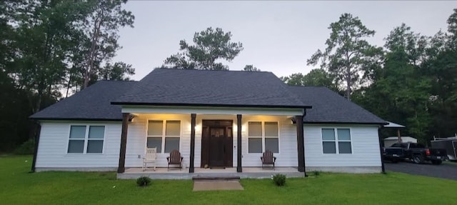 view of front facade featuring a porch and a front lawn