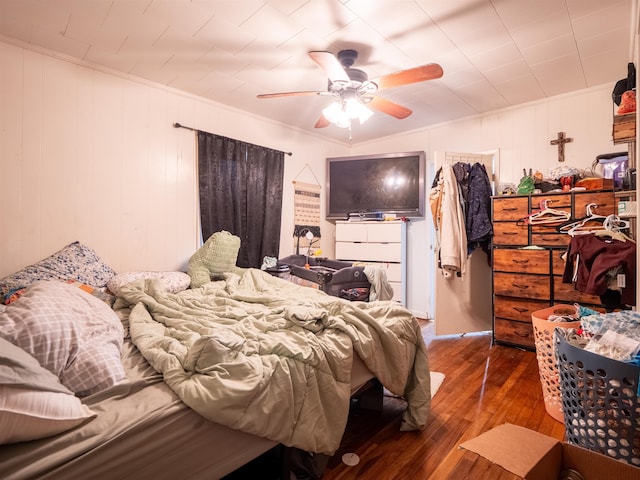 bedroom featuring ornamental molding, hardwood / wood-style floors, and ceiling fan